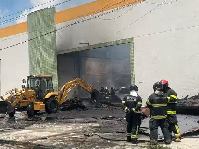 Inc&ecirc;ndio atinge quatro galp&otilde;es e mobiliza mais de 40 bombeiros em Caruaru