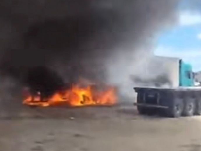 Inc&ecirc;ndio atinge caminh&atilde;o e carreta na BR-101, em Igarassu