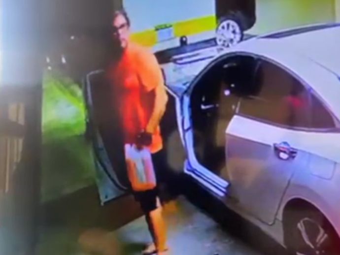 Homem invade pr&eacute;dio e dispara 20 tiros contra apartamento da ex no Recife