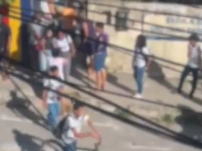 Adolescente que esfaqueou colegas de turma pode responder por tentativa de triplo homic&iacute;dio