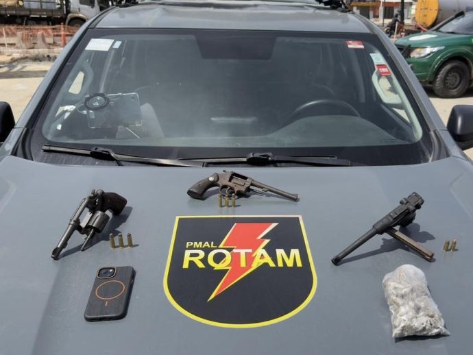 PM apreende armas, drogas e det&eacute;m dois menores no Benedito Bentes