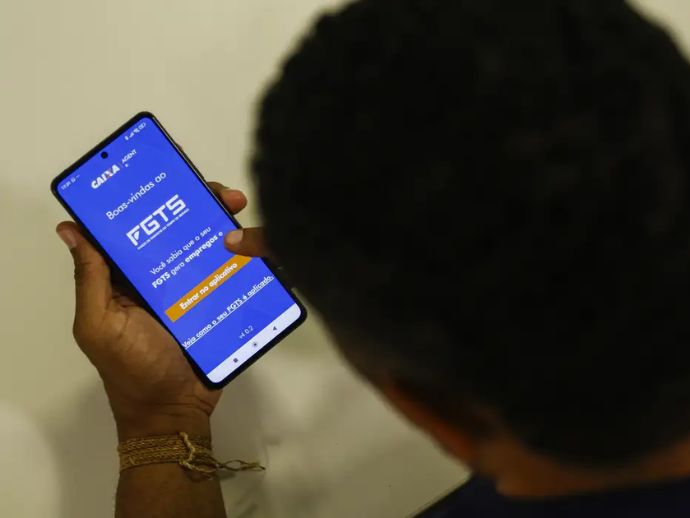 Governo avalia uso do FGTS para quitar d&iacute;vidas, diz Durigan