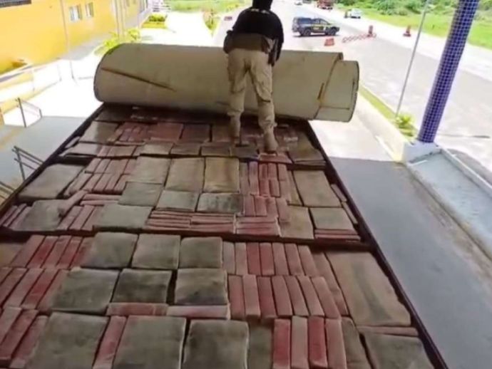 PRF apreende quase 2 toneladas de maconha em fundo falso de caminh&atilde;o na divisa com PE
