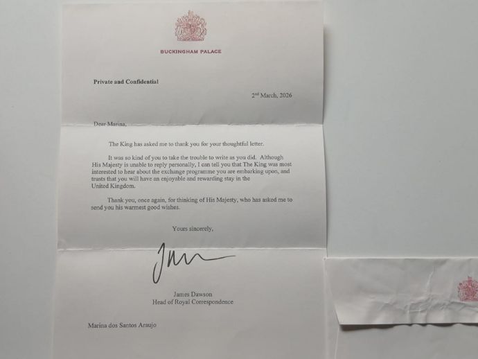 Rei Charles III demonstra interesse pelo 'Daqui pro Mundo' em carta a estudante de Alagoas