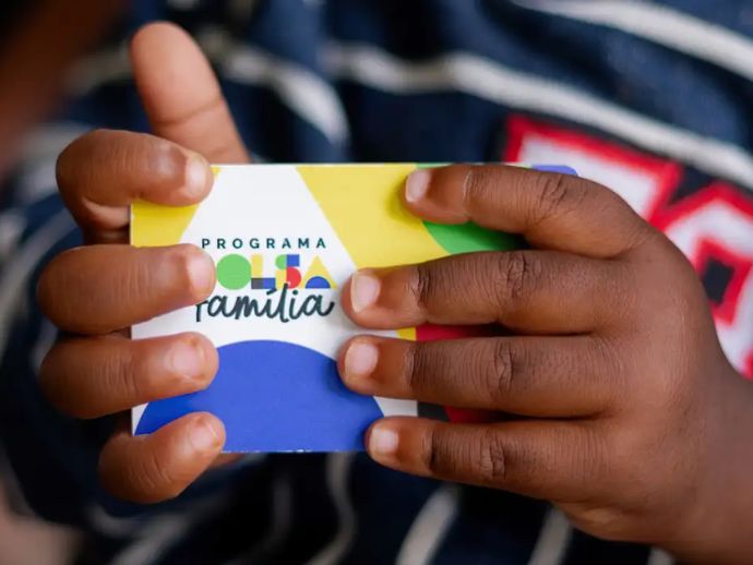 Caixa paga Bolsa Fam&iacute;lia a benefici&aacute;rios com NIS de final 3 