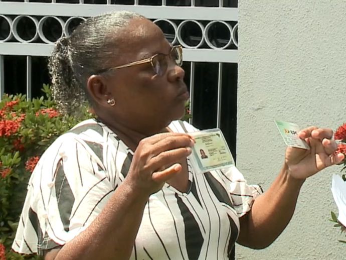 Idosa de 69 anos &eacute; dada como morta pelo INSS e tem benef&iacute;cio cortado