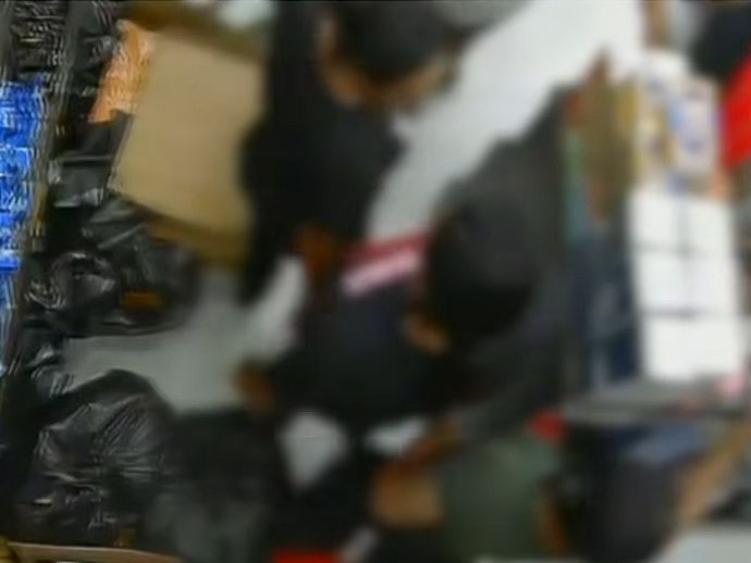 Tr&ecirc;s mulheres s&atilde;o filmadas furtando produtos de loja na Rua das Cal&ccedil;adas, no Recife