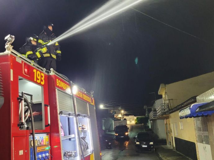 Equipamento el&eacute;trico causa inc&ecirc;ndio em apartamento no Antares