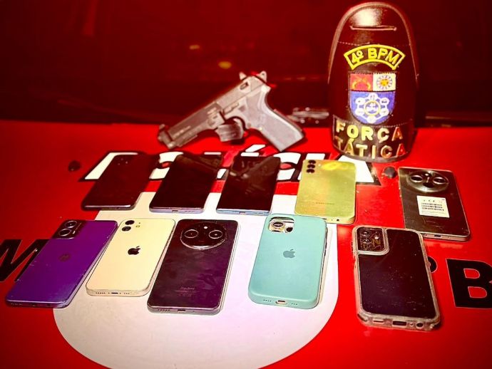 Pol&iacute;cia Militar recupera 12 celulares e apreende simulacro na Grande Macei&oacute;