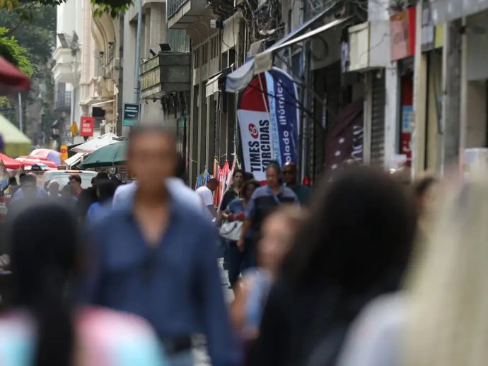 Taxa de desemprego de pretos &eacute; 55% maior que a de brancos, revela IBGE