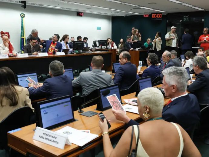 Comiss&atilde;o da C&acirc;mara inicia vota&ccedil;&atilde;o da proposta que prev&ecirc; fim da escala 6x1