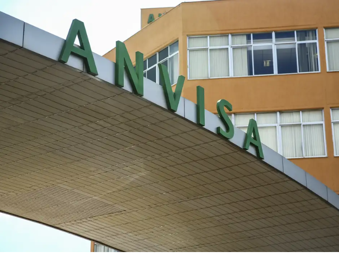 Anvisa determina recolhimento de lote da &aacute;gua mineral Crystal sem g&aacute;s