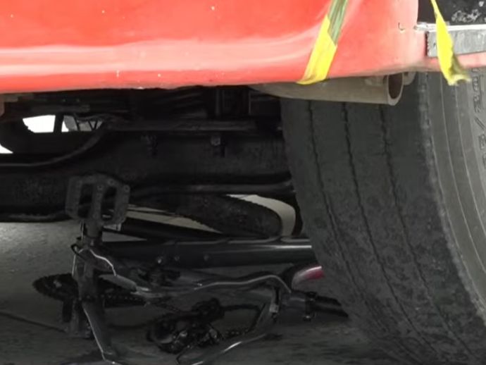 Ciclista &eacute; atropelada por carreta no bairro da Imbiribeira