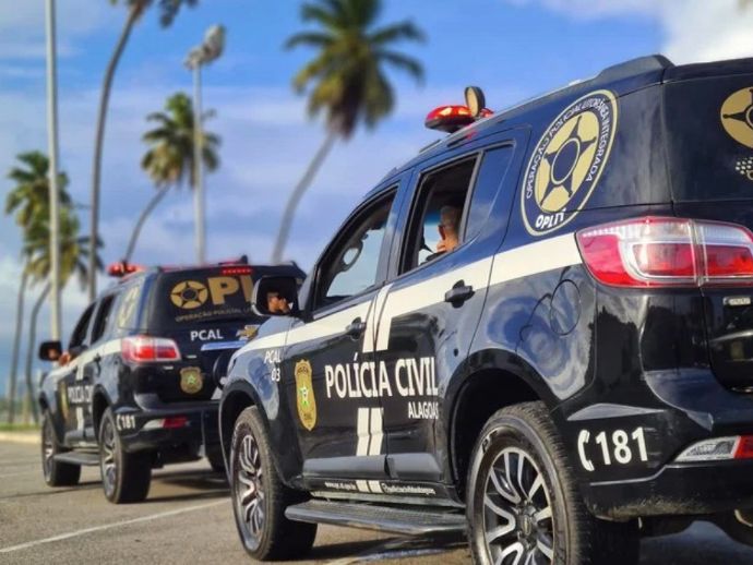 Mulher &eacute; presa em flagrante pela Oplit na orla de Macei&oacute;