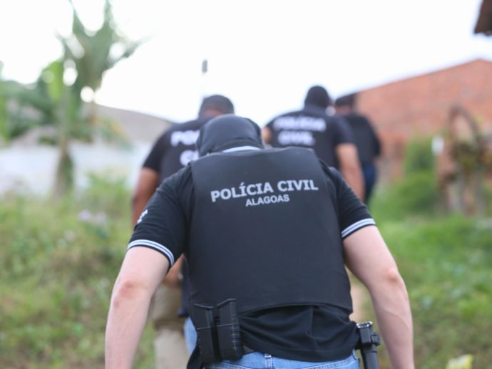 Pol&iacute;cia cumpre 17 mandados contra o tr&aacute;fico em Penedo