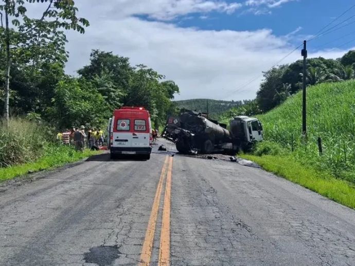 Acidente grave entre quatro ve&iacute;culos deixa um morto e feridos na AL-424