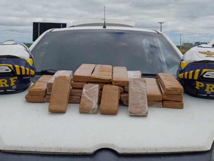 Casal &eacute; detido com quase 24kg de maconha