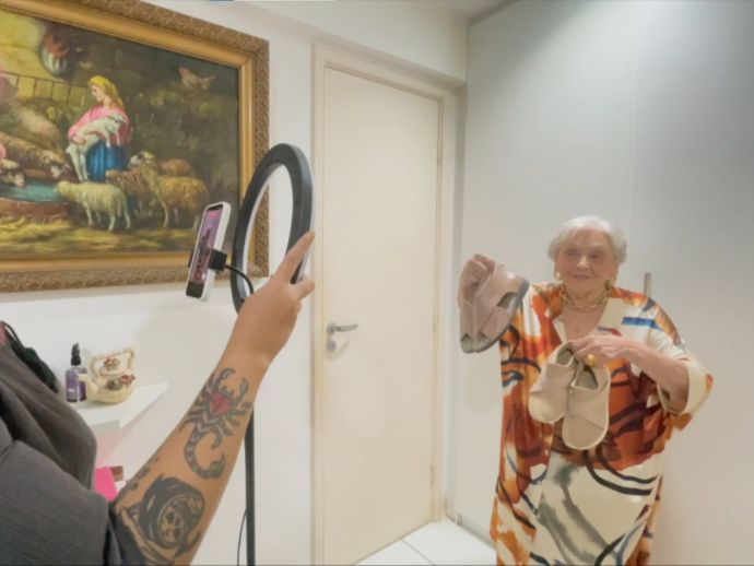 Aos 99 anos, idosa conquista quase 1 milh&atilde;o de seguidores nas redes sociais