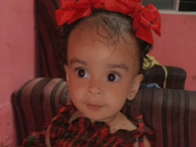 Beb&ecirc; de 1 ano e 4 &eacute; morta a tiros dentro de casa