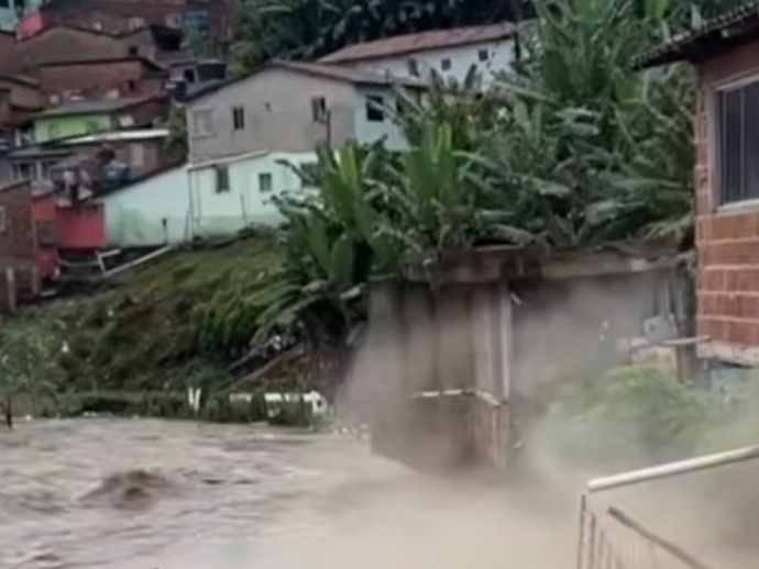 Chuvas causam preju&iacute;zos e bairros ficam submersos na Zona da Mata Norte