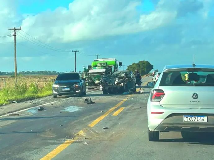 Colis&atilde;o entre carro e caminh&atilde;o betoneira deixa um morto na BR-424