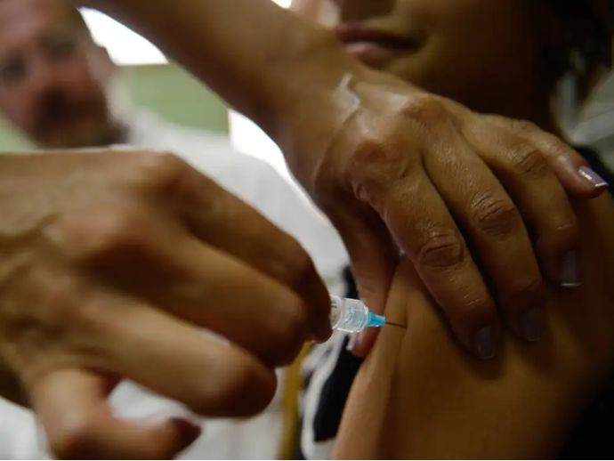 Vacina&ccedil;&atilde;o de adolescentes de 15 a 19 anos contra o HPV &eacute; prorrogada