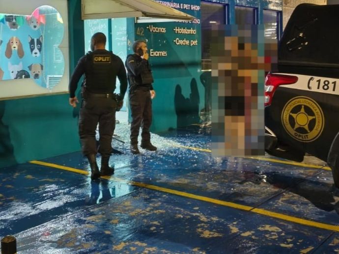 Casal &eacute; preso ap&oacute;s quebrar vidra&ccedil;a de petshop e furtar equipamento em Macei&oacute;