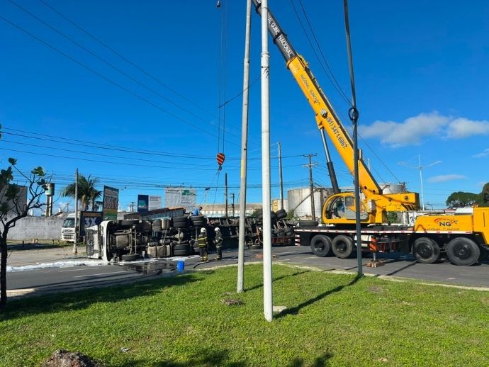 Carreta com botij&otilde;es de g&aacute;s tomba e interdita Avenida Militar no Recife