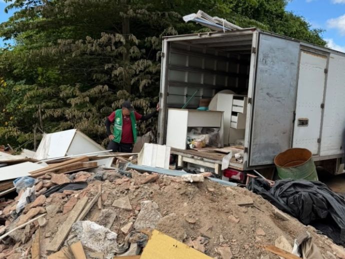 Fiscaliza&ccedil;&atilde;o flagra descarte irregular de lixo no bairro Santa L&uacute;cia e aplica multa de R$ 12 mil
