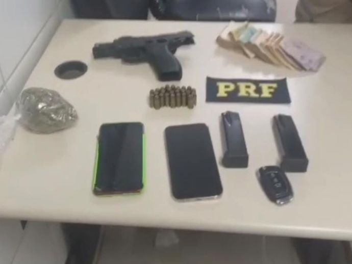 PRF apreende carro roubado, pistola, droga e ainda R$ 8 mil em Jaboat&atilde;o