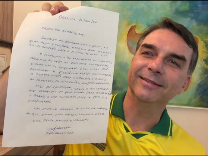 Depois de carta, Moraes pro&iacute;be Fl&aacute;vio Bolsonaro de visitar o pai por 90 dias