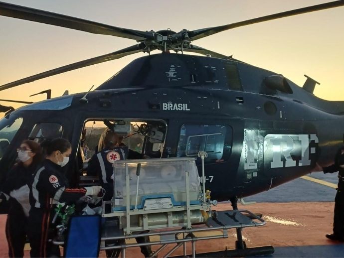 Rec&eacute;m-nascida &eacute; transportada de helic&oacute;ptero entre Palmares e Recife