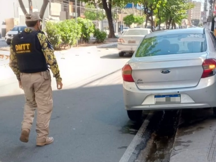 Motorista inabilitado &eacute; flagrado em ve&iacute;culo irregular durante fiscaliza&ccedil;&atilde;o na Ponta Verde