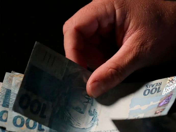 Trabalhadores nascidos em setembro e outubro recebem abono salarial