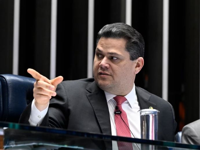 Alcolumbre segura PEC do fim da escala 6x1 para o segundo semestre