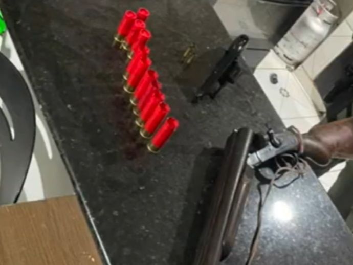 Homem &eacute; preso ap&oacute;s atirar ao menos 10 vezes contra casa da companheira