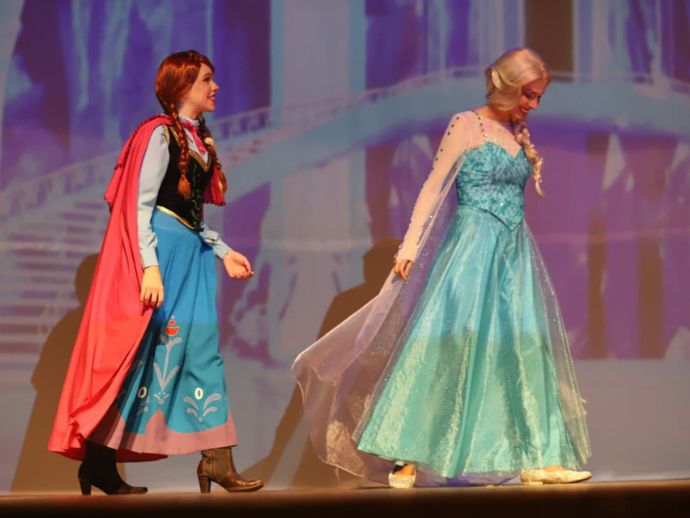 O Reino Congelado encerra as f&eacute;rias escolares com magia e emo&ccedil;&atilde;o no Teatro Beberibe