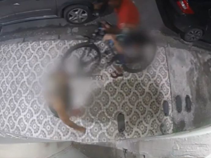 Menino tem bicicleta roubada durante passeio em frente de casa no Recife