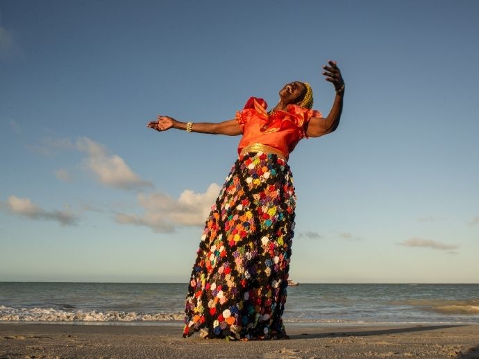 Mulheres da Ilha de Itamarac&aacute; lan&ccedil;am moda sustent&aacute;vel e doces artesanais