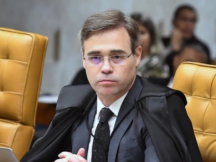 Mendon&ccedil;a autoriza PF a investigar repasses para filme sobre Bolsonaro