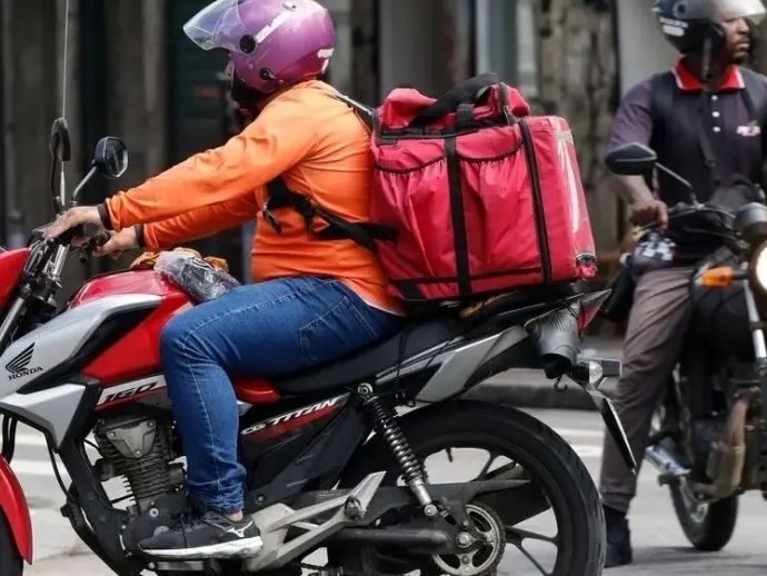 Governo lan&ccedil;a programa para financiar motos para entregadores