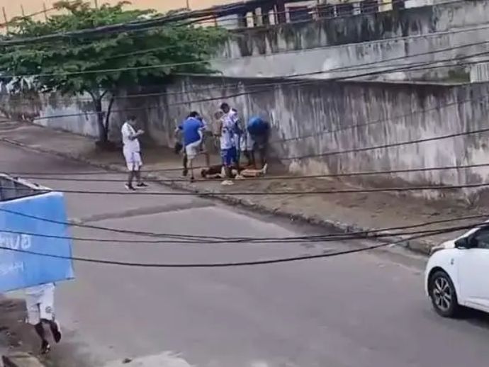 Jovem espancado por integrantes de torcida organizada do CSA &eacute; transferido em estado grave ao HGE