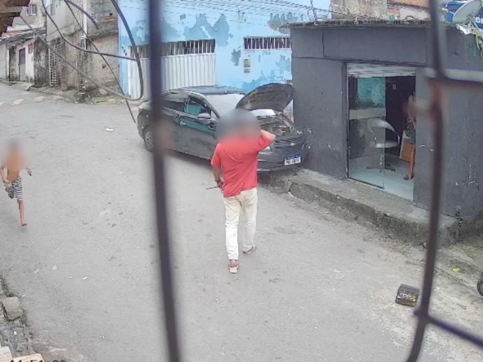 Carro desgovernado quase atinge crian&ccedil;a no Recife