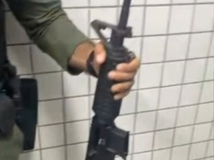 Policiais Militares apreendem arsenal escondido dentro de capa de viol&atilde;o