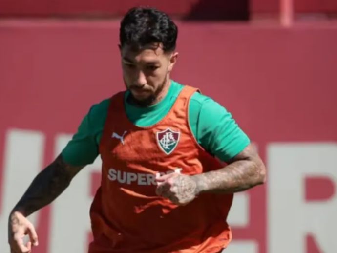 Fluminense mant&eacute;m Acosta durante investiga&ccedil;&atilde;o por cart&atilde;o amarelo 