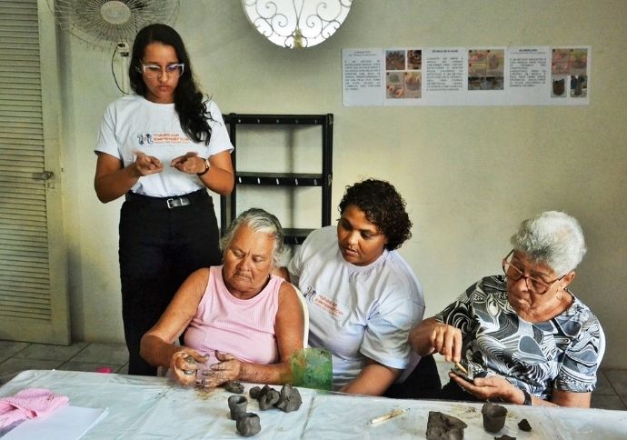 Mãos da Experiência oferece oficina gratuita de argila para idosos em Paulista