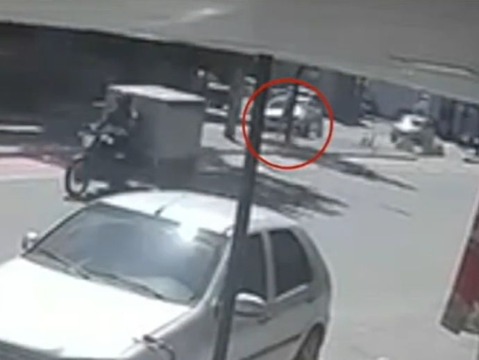 Idosa de 76 anos morre ap&oacute;s ser atingida por carro que invadiu canteiro