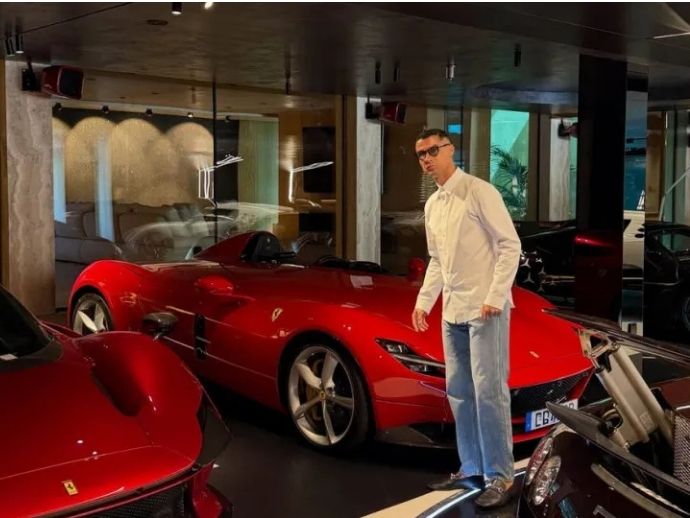 Cristiano Ronaldo exibe cole&ccedil;&atilde;o de carros milion&aacute;ria em f&eacute;rias em Portugal