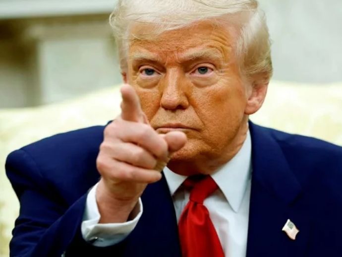 Donald Trump assina decreto para restringir cidadania por nascimento