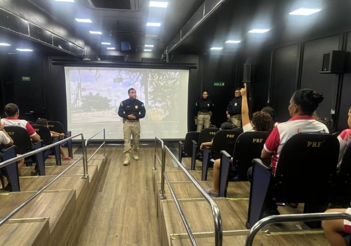 Estudantes de Igarassu participam de ação na Carreta do Cinema da PRF